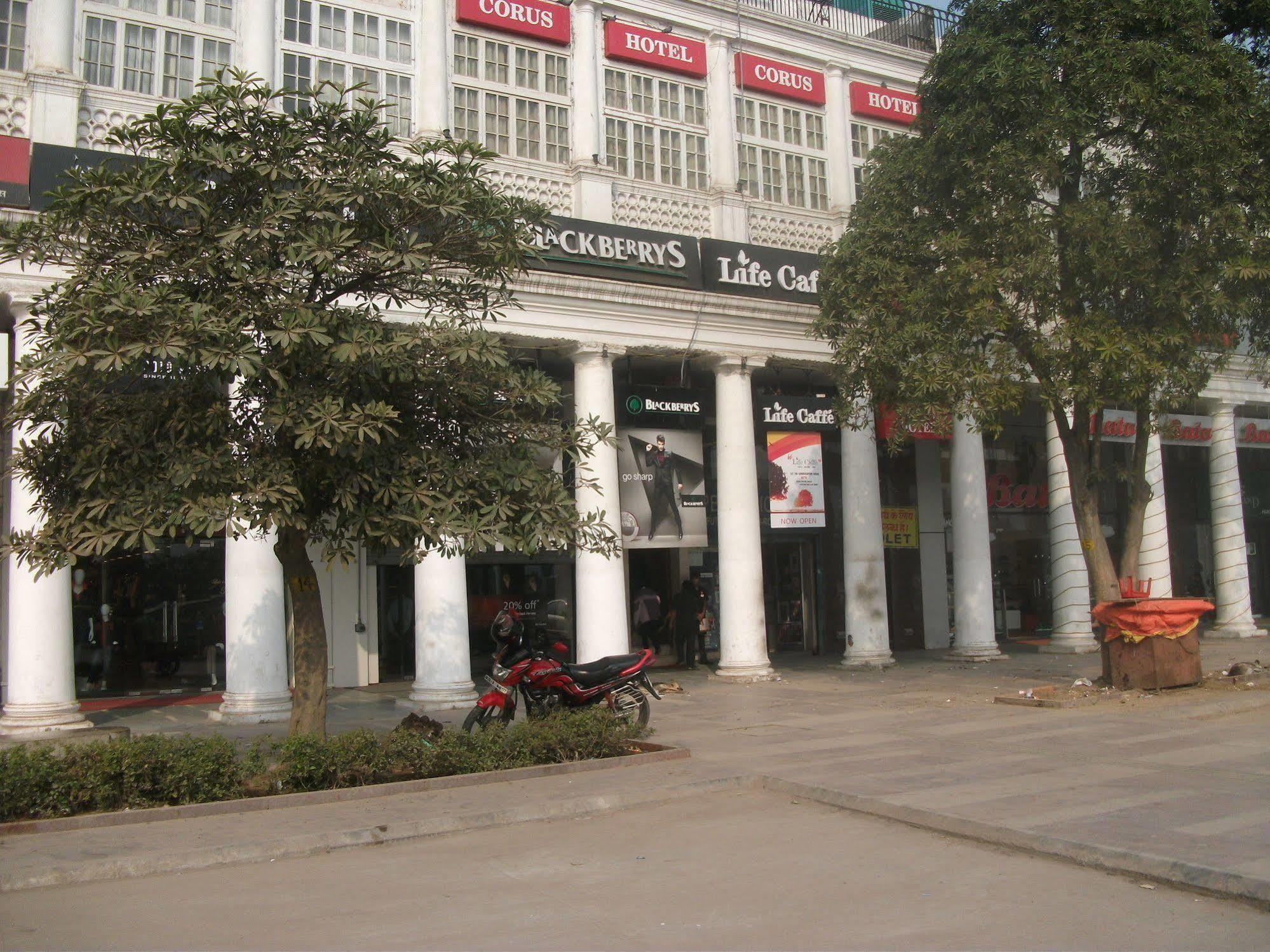 The Corus Hotel New Delhi Exterior photo